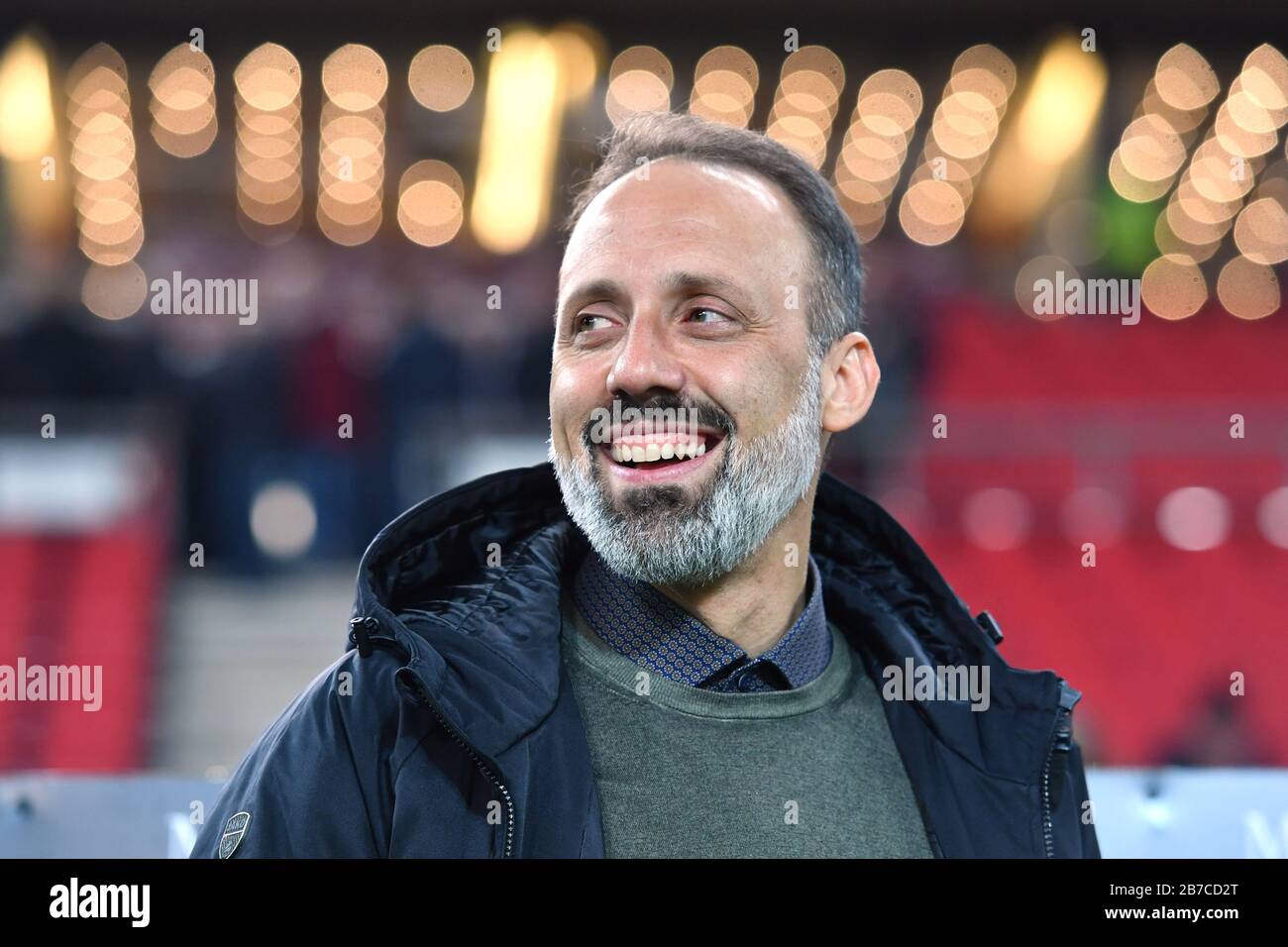 Pellegrino MATARAZZO (allenatore VFB Stoccarda), risate, risate, ridicole, ottimiste, allegre immagini singole, singolo motivo tagliato, ritratto, ritratto, ritratto. Calcio 2.Bundesliga, venticinquesimo giorno, matchday25, VFB Stuttgart (S) -Arminia Bielefeld (BI) 1-1 il 9 marzo 2020 a Stoccarda/Germania. MERCEDES BENZ ARENA. LE NORMATIVE DFL VIETANO L'USO DI FOTOGRAFIE COME SEQUENZE DI IMMAGINI E/O QUASI-VIDEO. ? Sven Simon Fotoagentur Gmbh & Co. Stampa Foto Kg Prinzess-Luise-Str. 41 45479 M uelheim/R uhr n. tel 0208/9413250 Fax. 0208/9413260 GLS Bank BLZ 430 609 67 Kto. 4030 025 100 IBAN DE75 Foto Stock