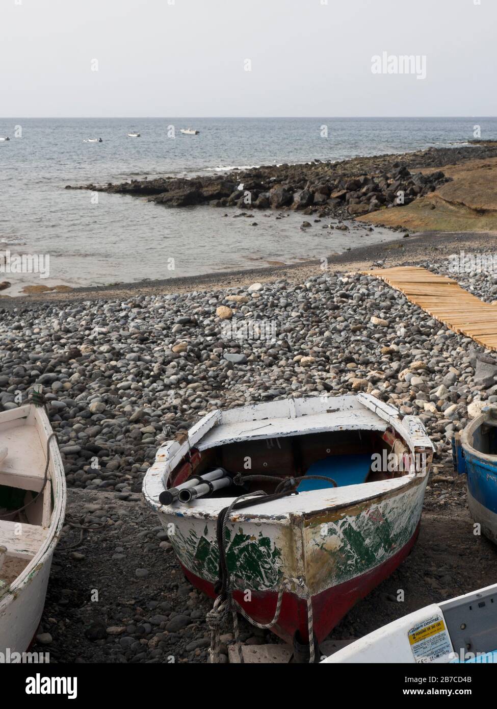 Vecchie barche da pesca a terra nel porto di spiaggia a la Caleta a Tenerife, isole Canarie Spagna Foto Stock