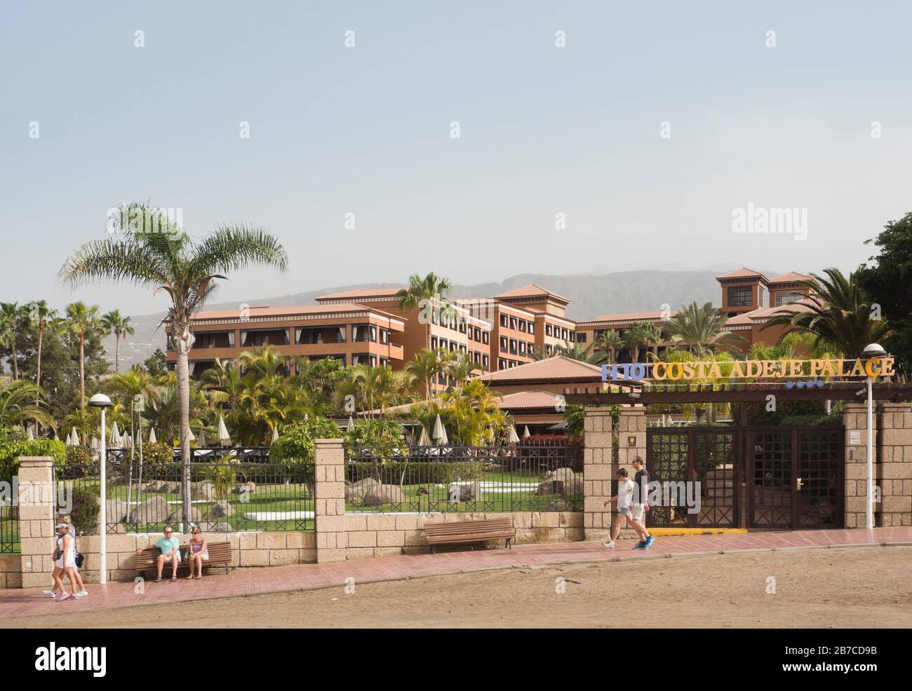 Hotel H 10 Costa Adeje Palace, albergo 4 stelle per turisti a Tenerife, vista dal lungomare Foto Stock