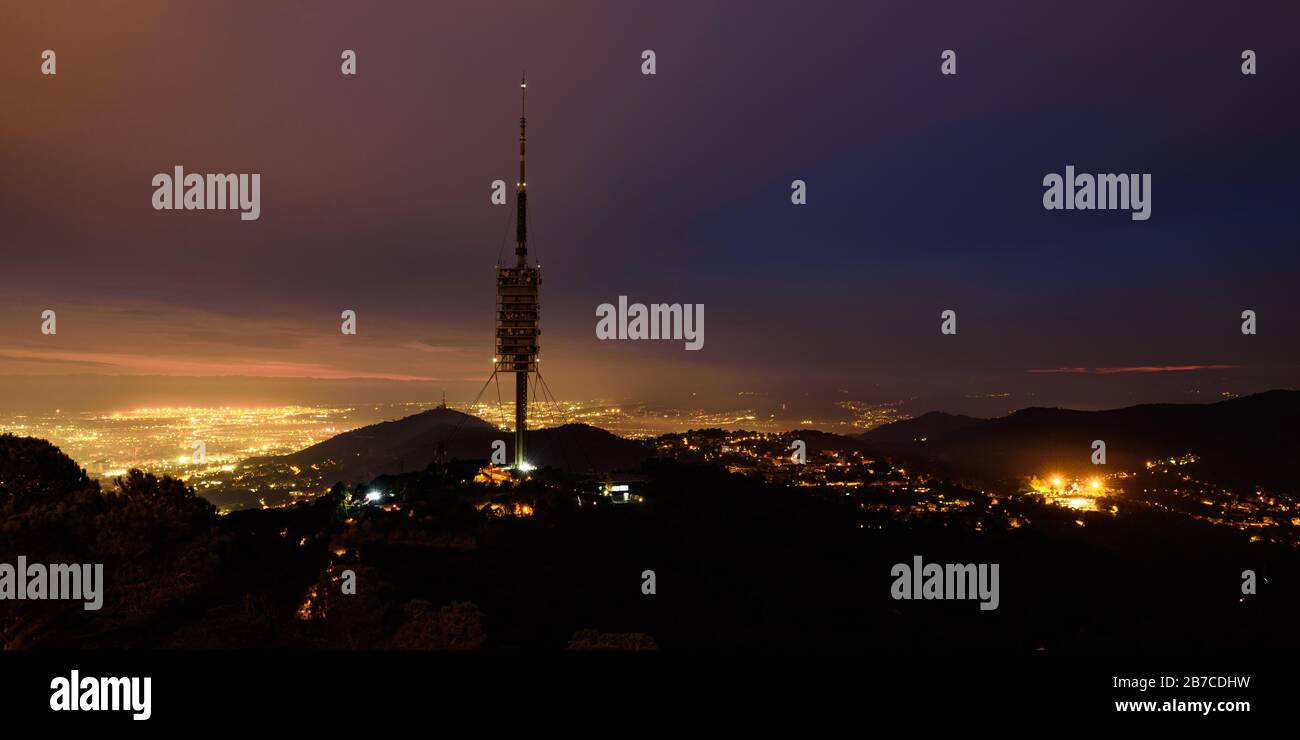 Torre Collserola nell'ora azzurra della sera (Barcellona, Catalogna, Spagna) ESP: Torre de Collserola al caer la noche (Barcellona, Catalogna, España) Foto Stock