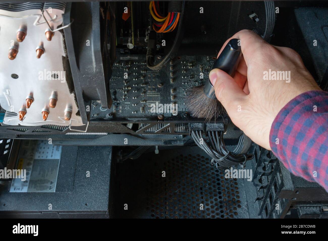 uomo pulisce un computer dalla polvere primo piano Foto Stock