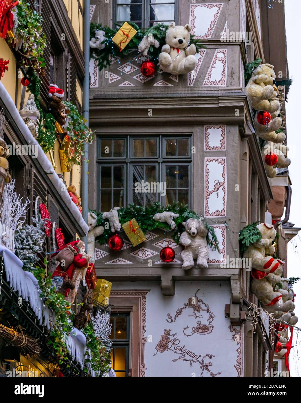 Decorazione di Natale a Strasburgo, Francia. Mercatino di Natale in  Francia. Edifici decorati Foto stock - Alamy