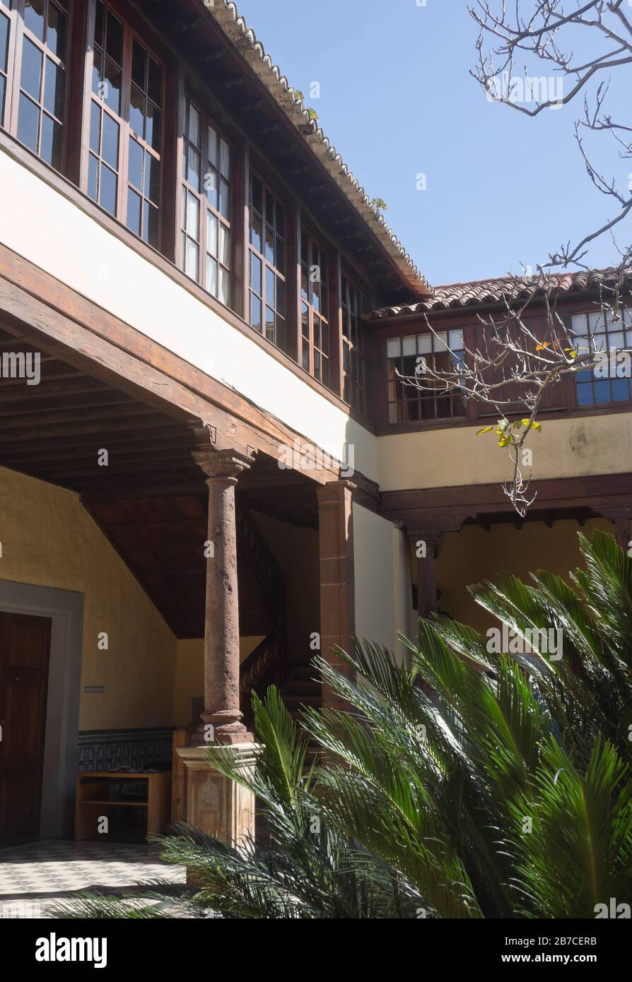 Cortile interno di un edificio storico nel sito patrimonio mondiale dell'UNESCO la Laguna Tenerife, Isole Canarie Spagna Foto Stock