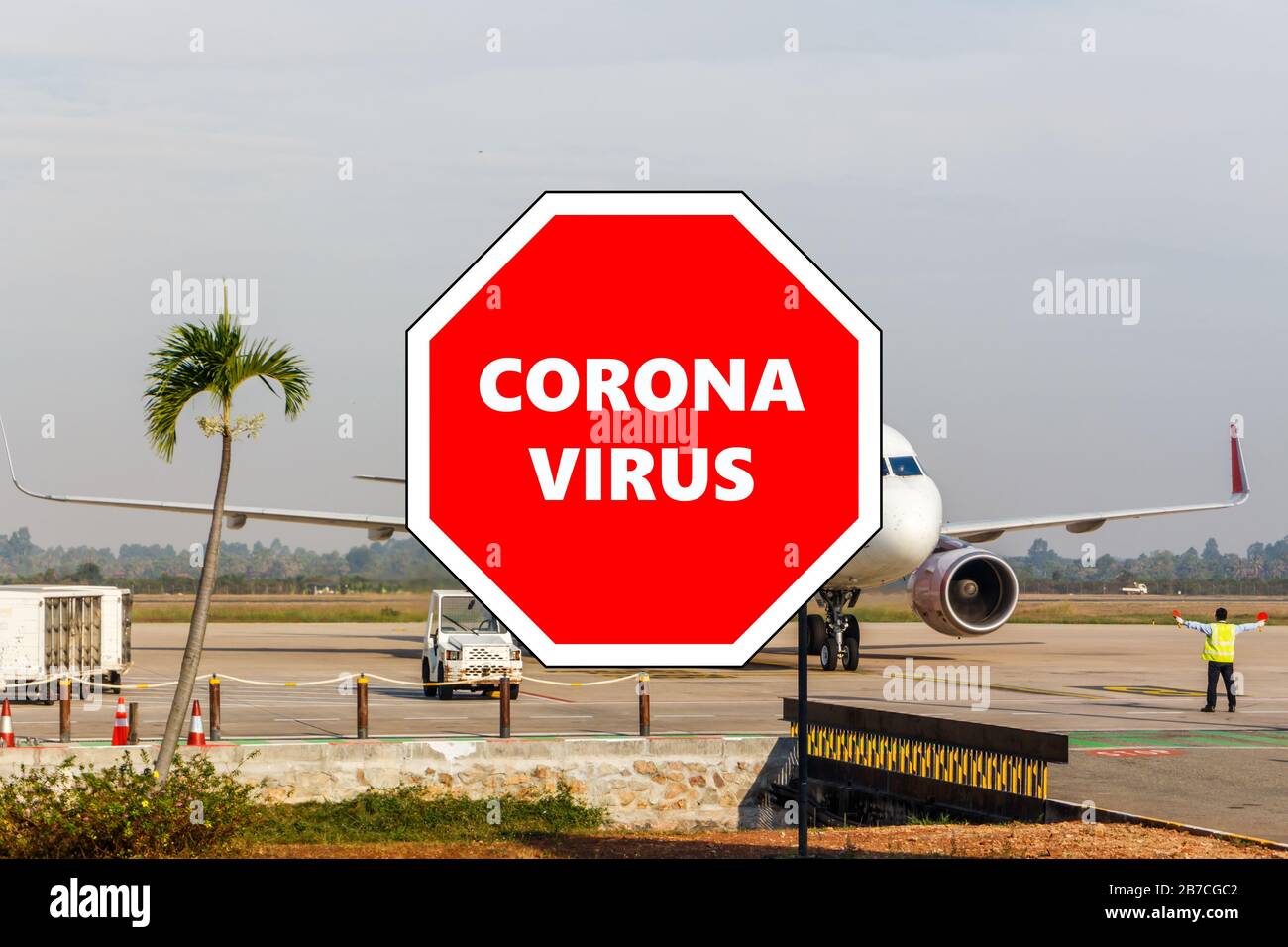 Stop segno con Coronavirus sovrapponendo foto di aereo tassando sulla pista, Siem Reap, Cambogia Foto Stock