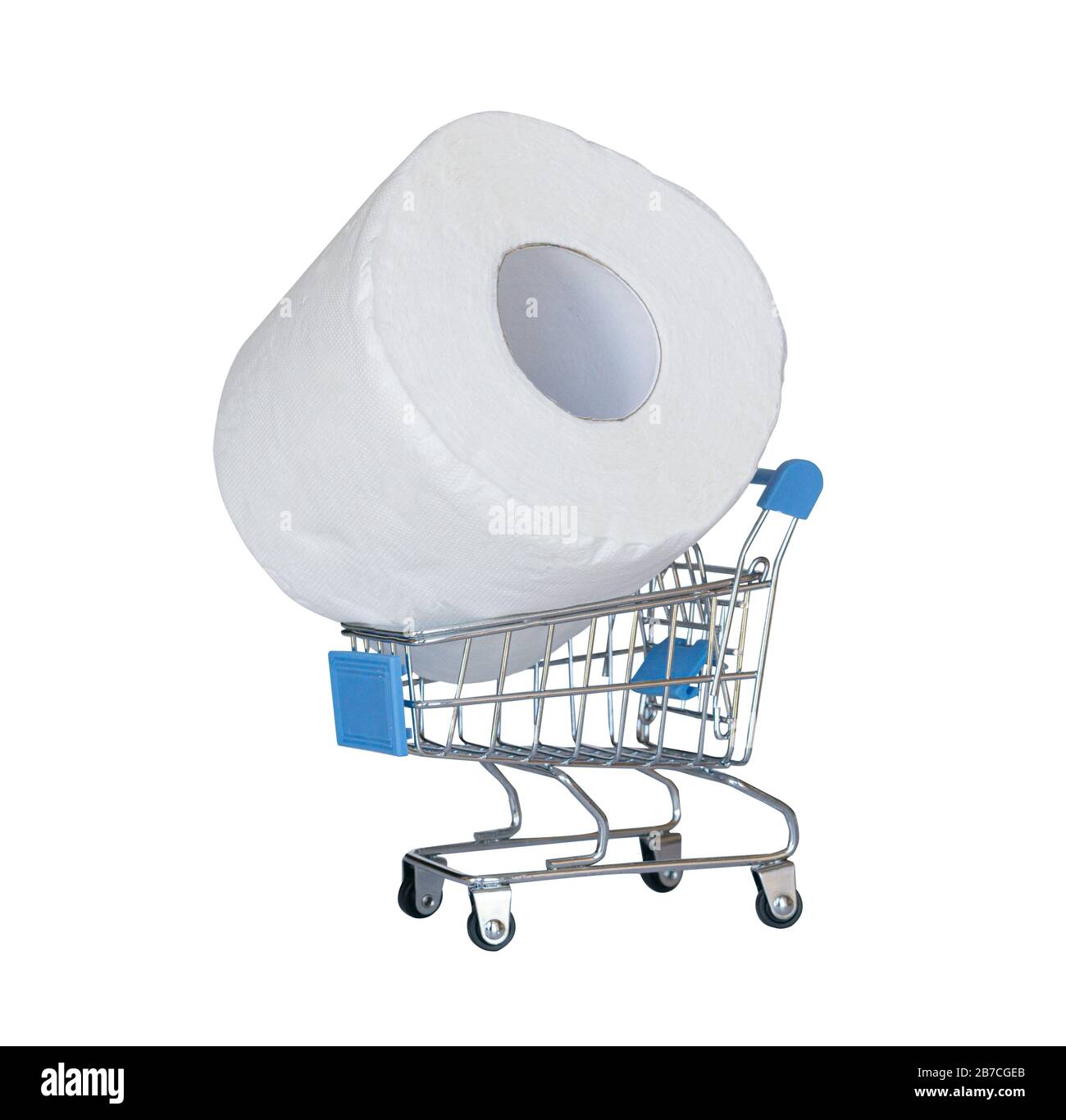 un rotolo di carta igienica in un carrello della spesa come simbolo del panico dei consumatori e della scomparsa dei beni essenziali dai negozi. Concetto di vendita. Foto Stock