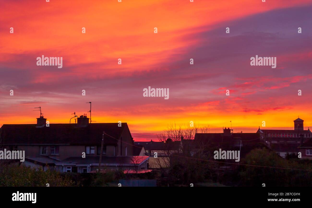 Immagine di un bellissimo tramonto colorato sugli edifici della città. Foto Stock