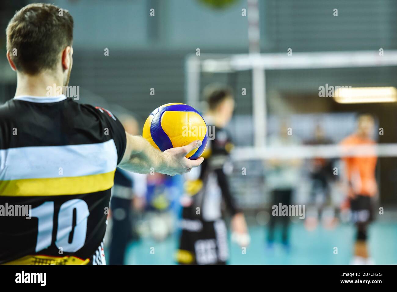 Il giocatore di pallavolo tiene il pallone prima del servizio Foto Stock