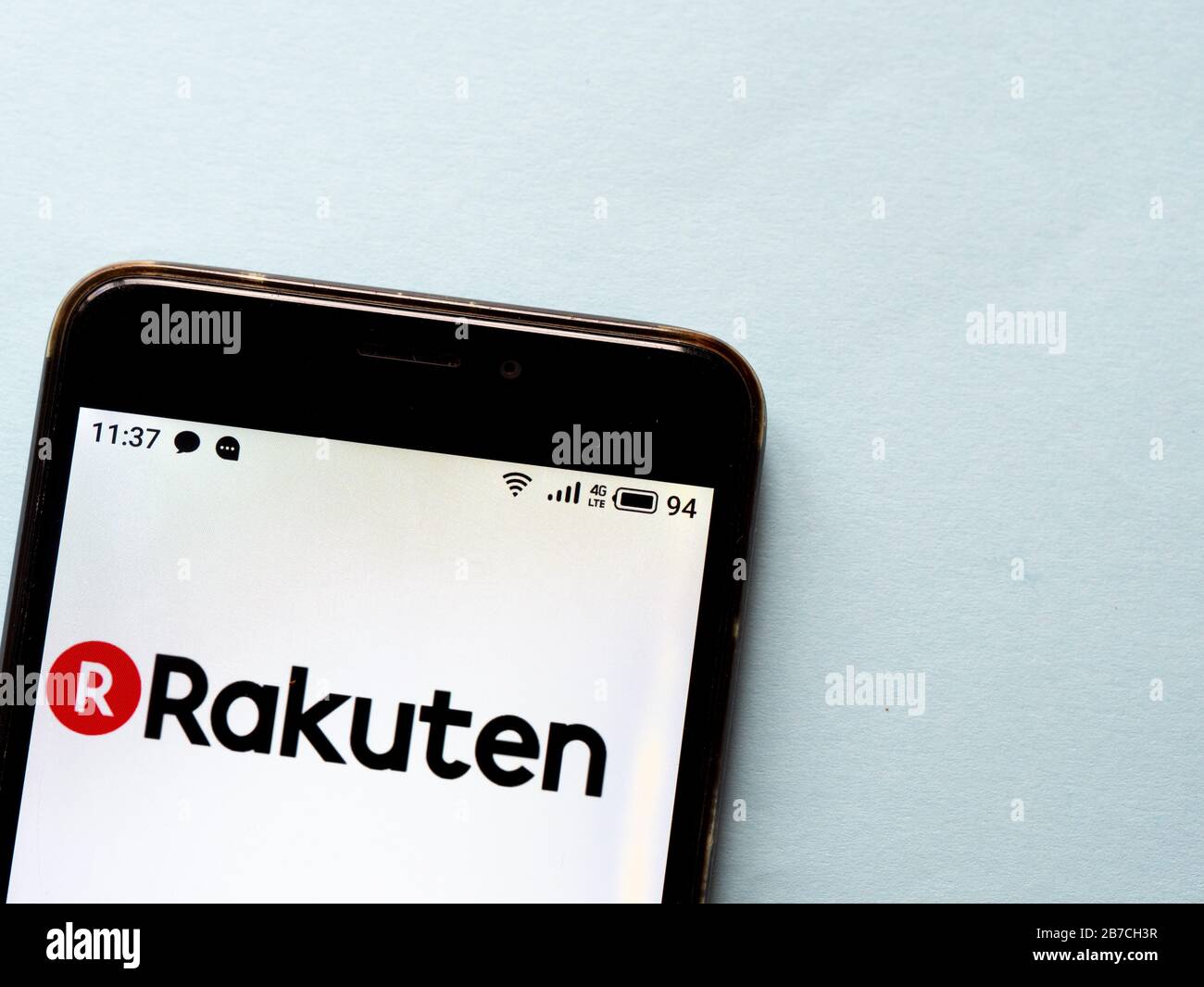 In questa illustrazione, il logo Rakuten viene visualizzato sullo smartphone Foto Stock