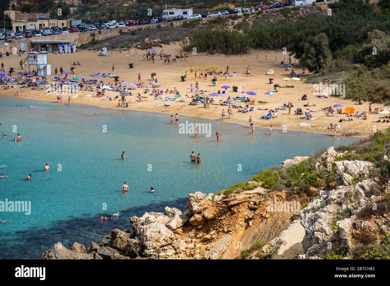 Le persone in vacanza si rilassano al Golden Bay Beach Resort sull'isola di Malta nel Mar Mediterraneo Foto Stock