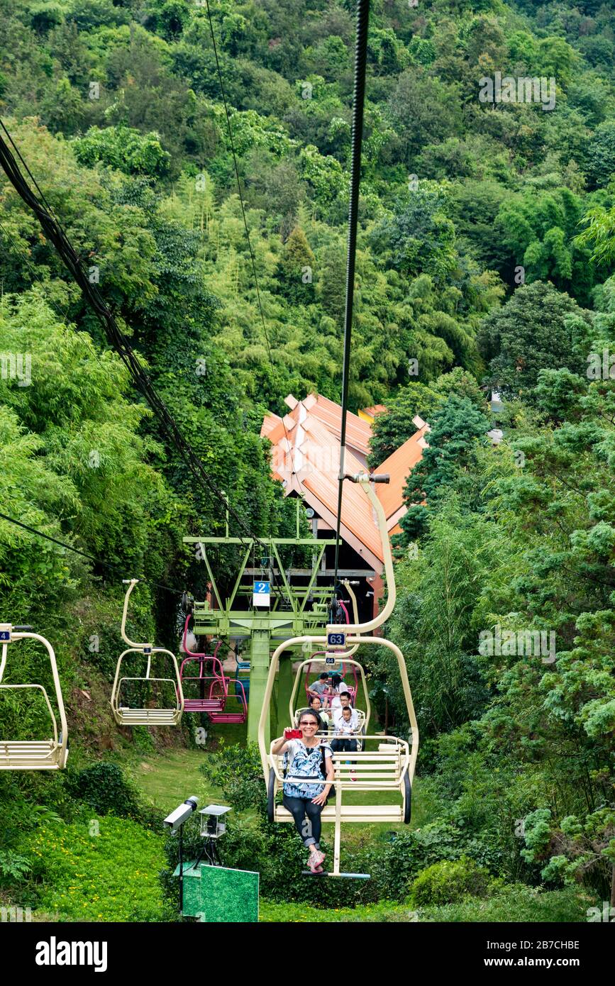 I turisti che viaggiano in funivia fino alla cima della Gola di Jiuxiang e del Parco Nazionale delle Cave a Jiuxiang Yi e nel quartiere autonomo di Hui, nella Contea di Yiliang, Cina. Foto Stock