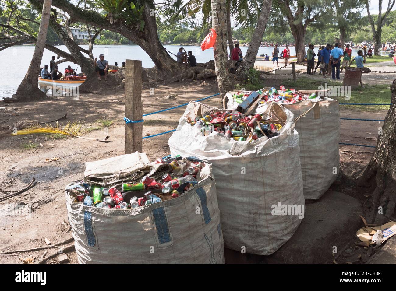 dh MADANG PAPUA NUOVA GUINEA bevande lattine PNG riciclaggio rifiuti raccolta bidone Foto Stock