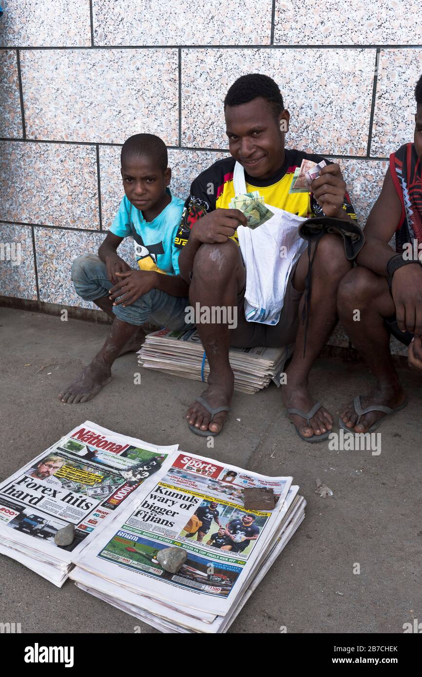 dh giornale venditore MADANG PAPUA NUOVA GUINEA uomo locale che vende giornali venditore sorridente ragazzo Foto Stock