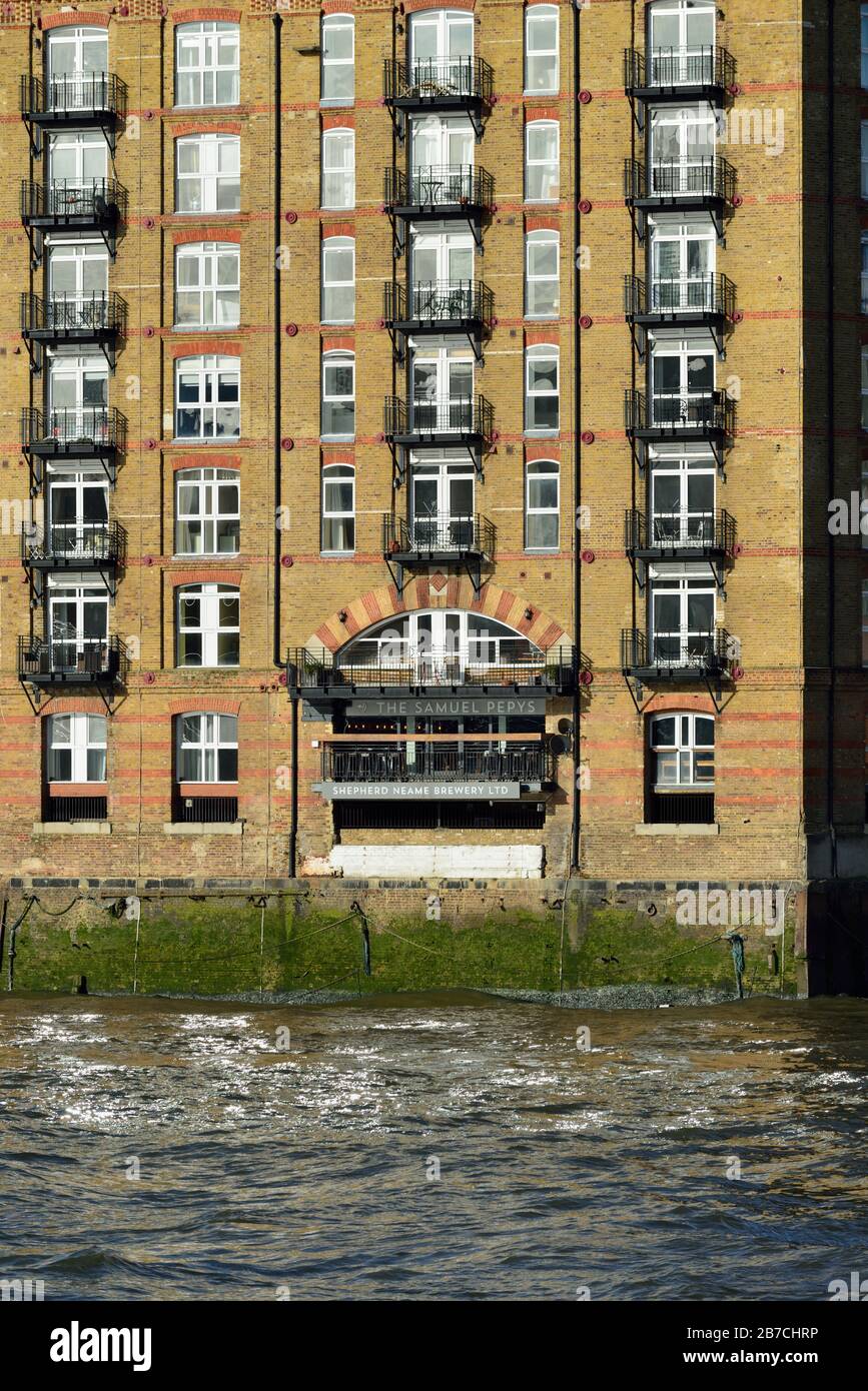 The Samuel Pepys, Thames riverside pubblica casa, Upper Thames Street, City of London, Regno Unito Foto Stock