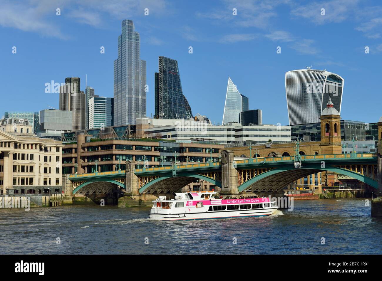 Città di Londra skyline e sviluppo, nave da crociera turistica, Southwark Bridge, Southwark, Londra, Regno Unito Foto Stock