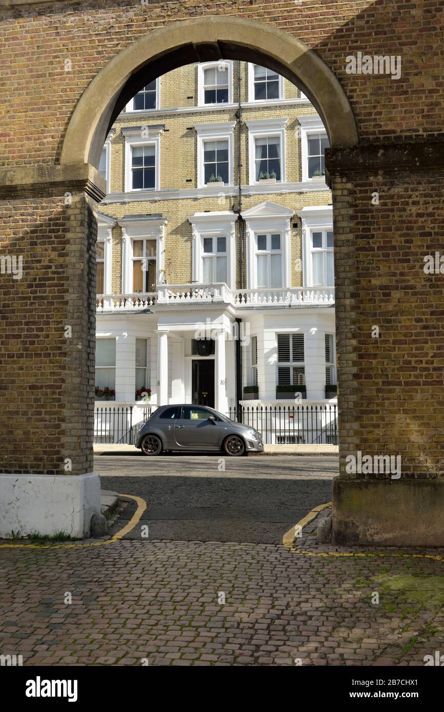 South Kensington Cottbled mews e case a schiera, Onslow Gardens, South Kensington, West London, Regno Unito Foto Stock