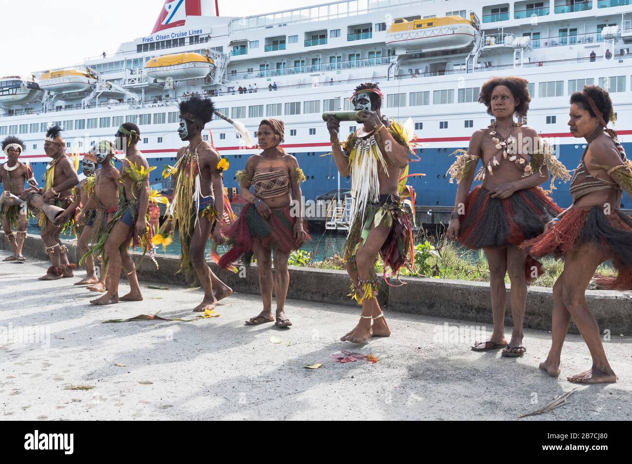 dh Port nave da crociera benvenuto WEWAK PAPUA NUOVA GUINEA tradizionale PNG nativi danzatori accogliere visitatori turismo cultura persone Foto Stock