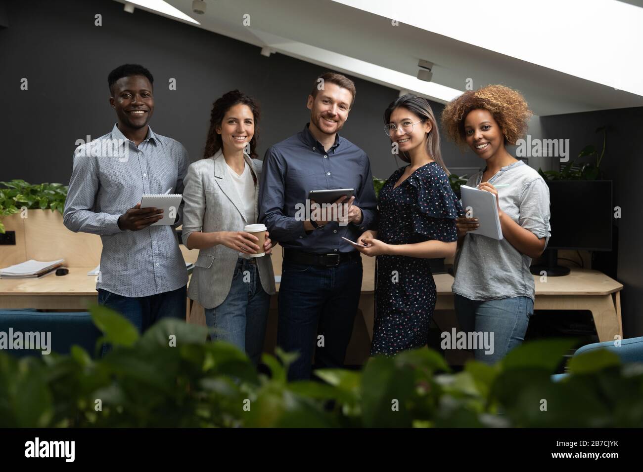 Ritratto del successo di diversi dipendenti team che detengono dispositivi elettronici Foto Stock