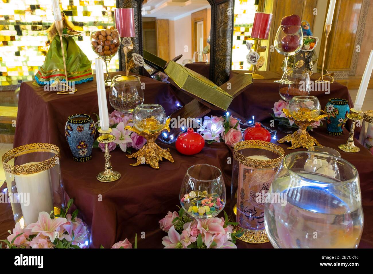 Il tavolo dei peccati di Haft è il simbolo principale del capodanno persiano, Nowruz. Ogni iraniano ne organizza uno nella propria casa come rituale tradizionale per celebrarlo. Foto Stock