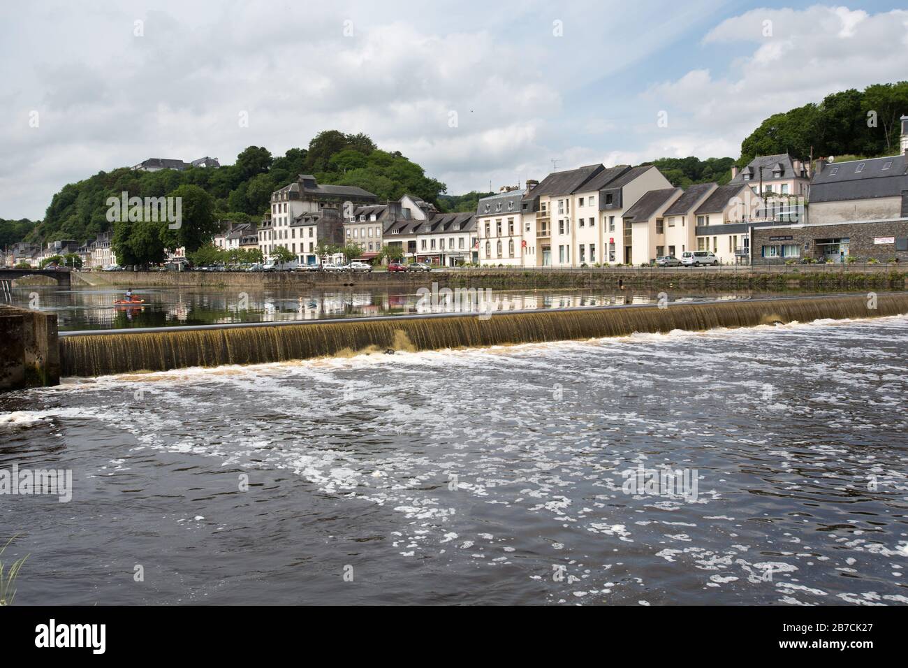 Città di Chateaulin, Francia. Pittoresca vista estiva dello stramazzo sul fiume Aulne mentre scorre attraverso la città di Chateaulin. Foto Stock