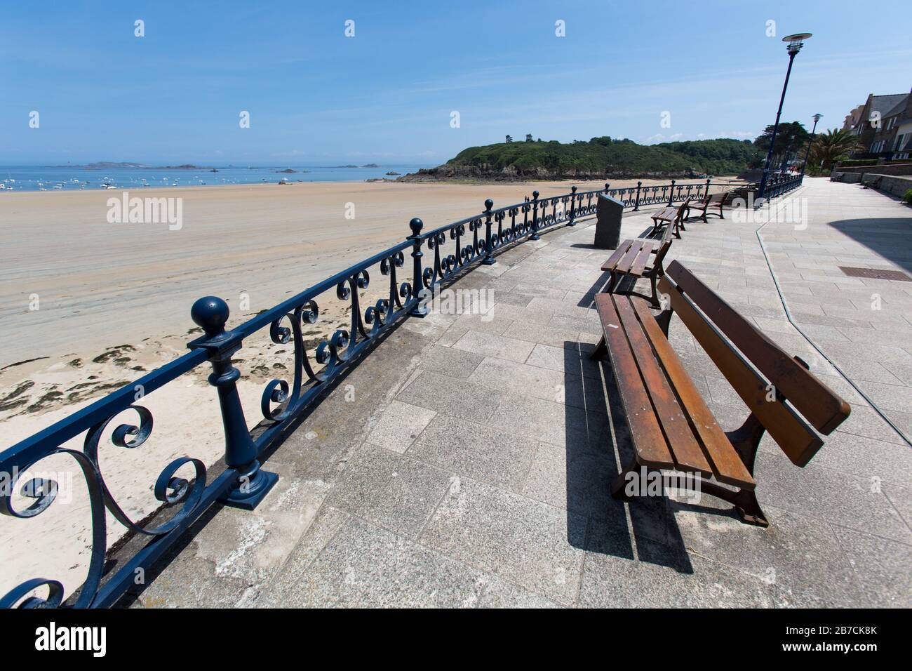 Città Di Saint Lunaire, Francia. Pittoresca vista estiva della Grande Plage Esplanade in Rue de la Grève. Foto Stock