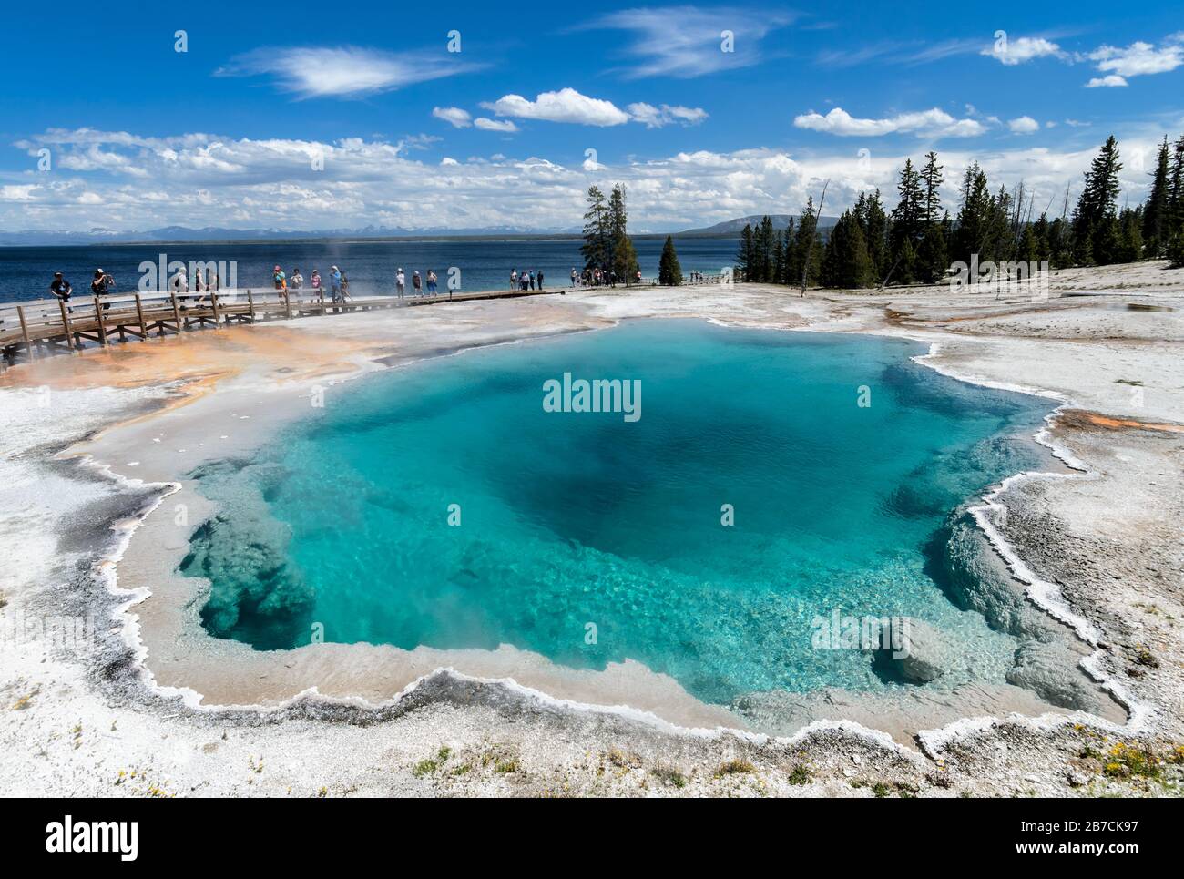 Folla di visitatori al bacino geyser West Thumb blu piscina Yellowstone National Park Wyoming Foto Stock
