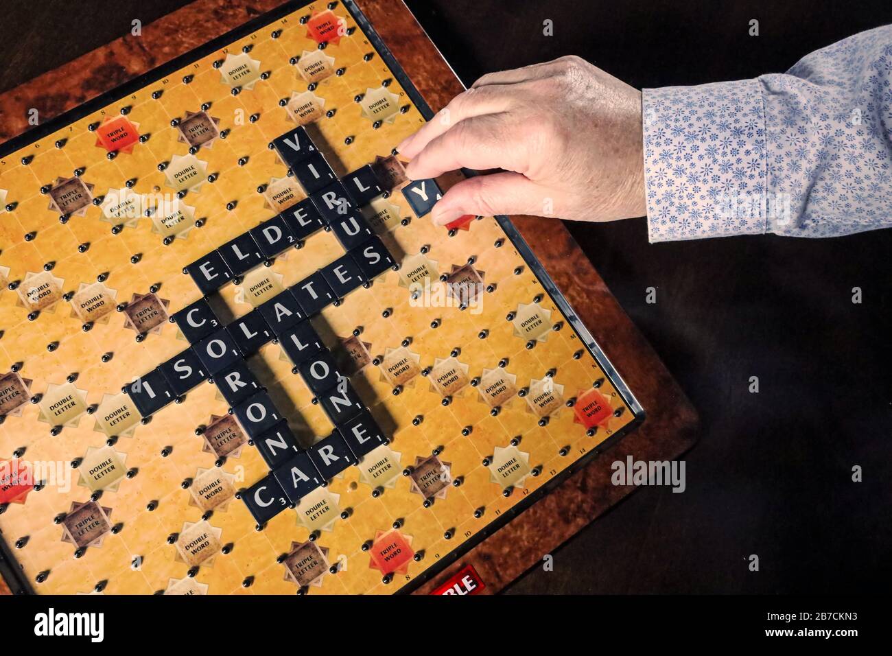 Scrabble potrebbe aiutare gli anziani attraverso l'isolamento imposto da Coronavirus Foto Stock