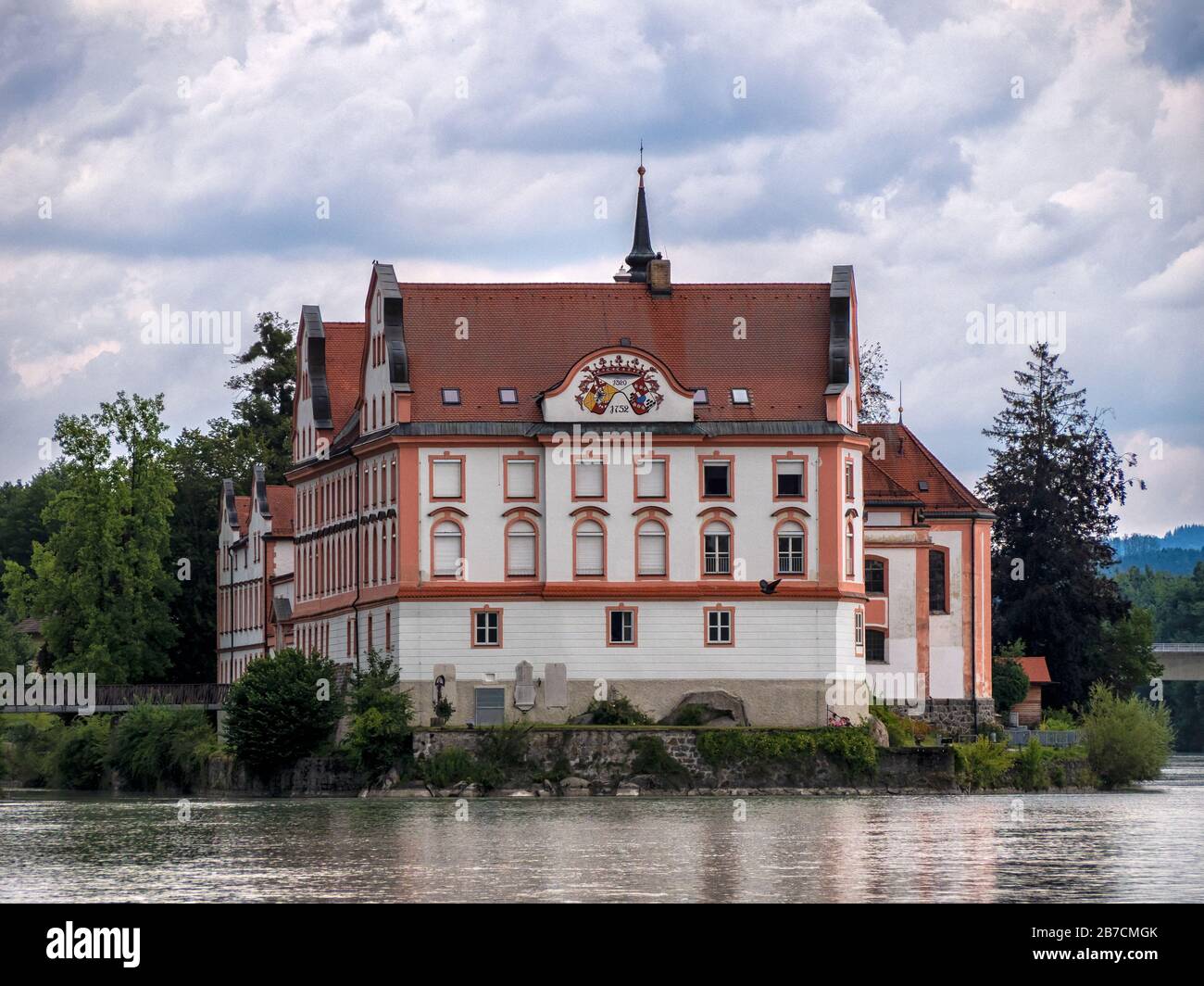 NEUHAUS AM INN, GERMANIA - JULY12, 2019: Neuhaus Castle on the River Inn. Fondata nel 1320, fu ricostruita nel 1724 come castello residenziale. Foto Stock