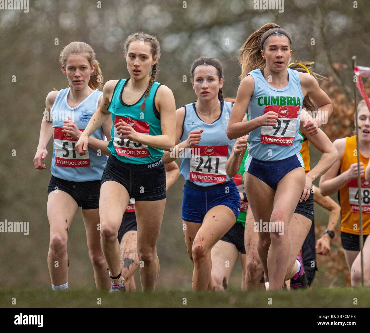 LIVERPOOL - INGHILTERRA MAR 14: Olivia Mason sulla sua strada per vincere la gara delle ragazze senior al New Balance English Schools' Cross Country Championships A. Foto Stock