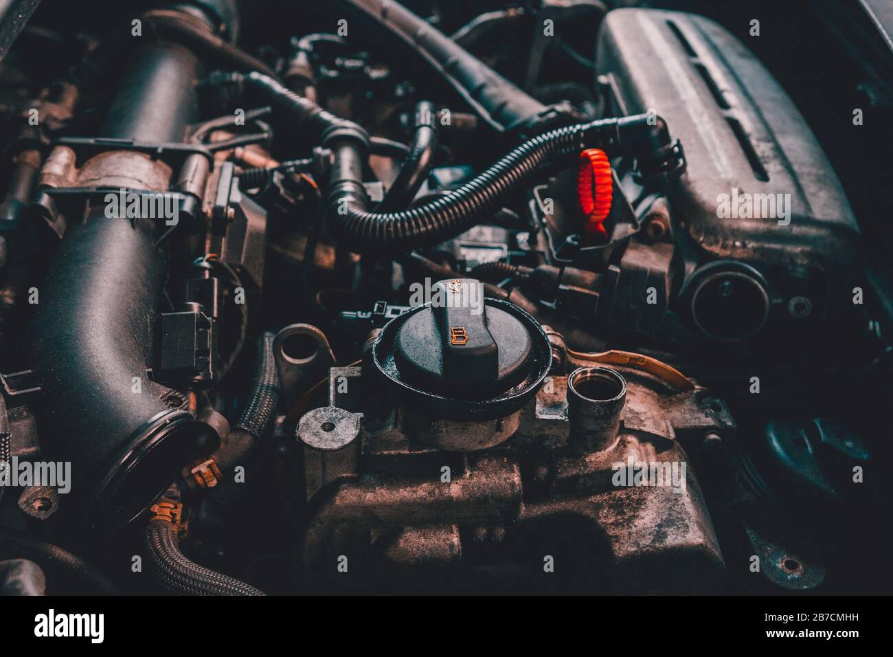 primo piano del motore turbo per auto con bocchettone di rifornimento  dell'olio per la lubrificazione delle parti interne e della turbina 2020  Foto stock - Alamy