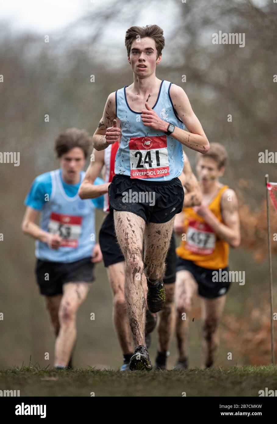 LIVERPOOL - INGHILTERRA MAR 14: Matthew Stonier è sulla strada per vincere la corsa dei ragazzi senior al New Balance English Schools' Cross Country Championships Foto Stock