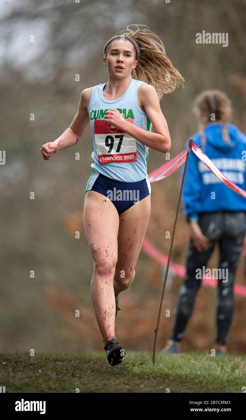 LIVERPOOL - INGHILTERRA MAR 14: Olivia Mason sulla sua strada per vincere la gara delle ragazze senior al New Balance English Schools' Cross Country Championships A. Foto Stock