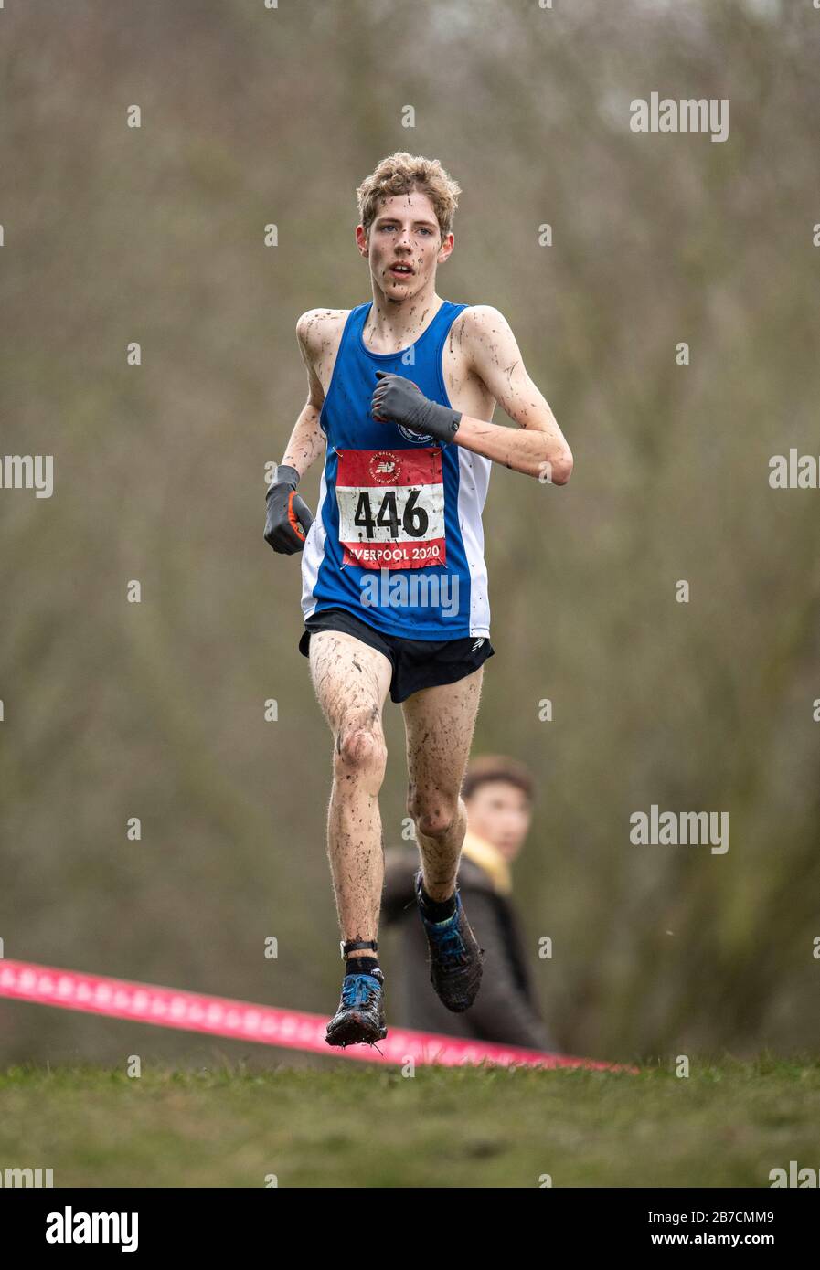 LIVERPOOL - INGHILTERRA MAR 14: Ben Peck è sulla strada per vincere la corsa dei ragazzi junior al New Balance English Schools' Cross Country Championships a se Foto Stock