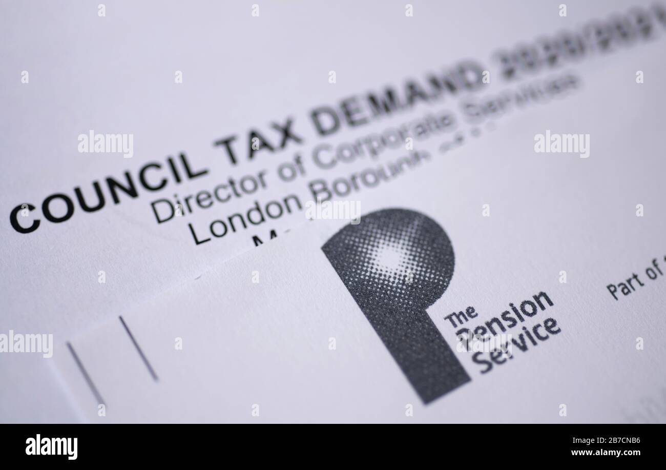 UK Council Tax Demand 2020/2021 e l'intestazione della dichiarazione sui servizi pensionistici. Foto Stock