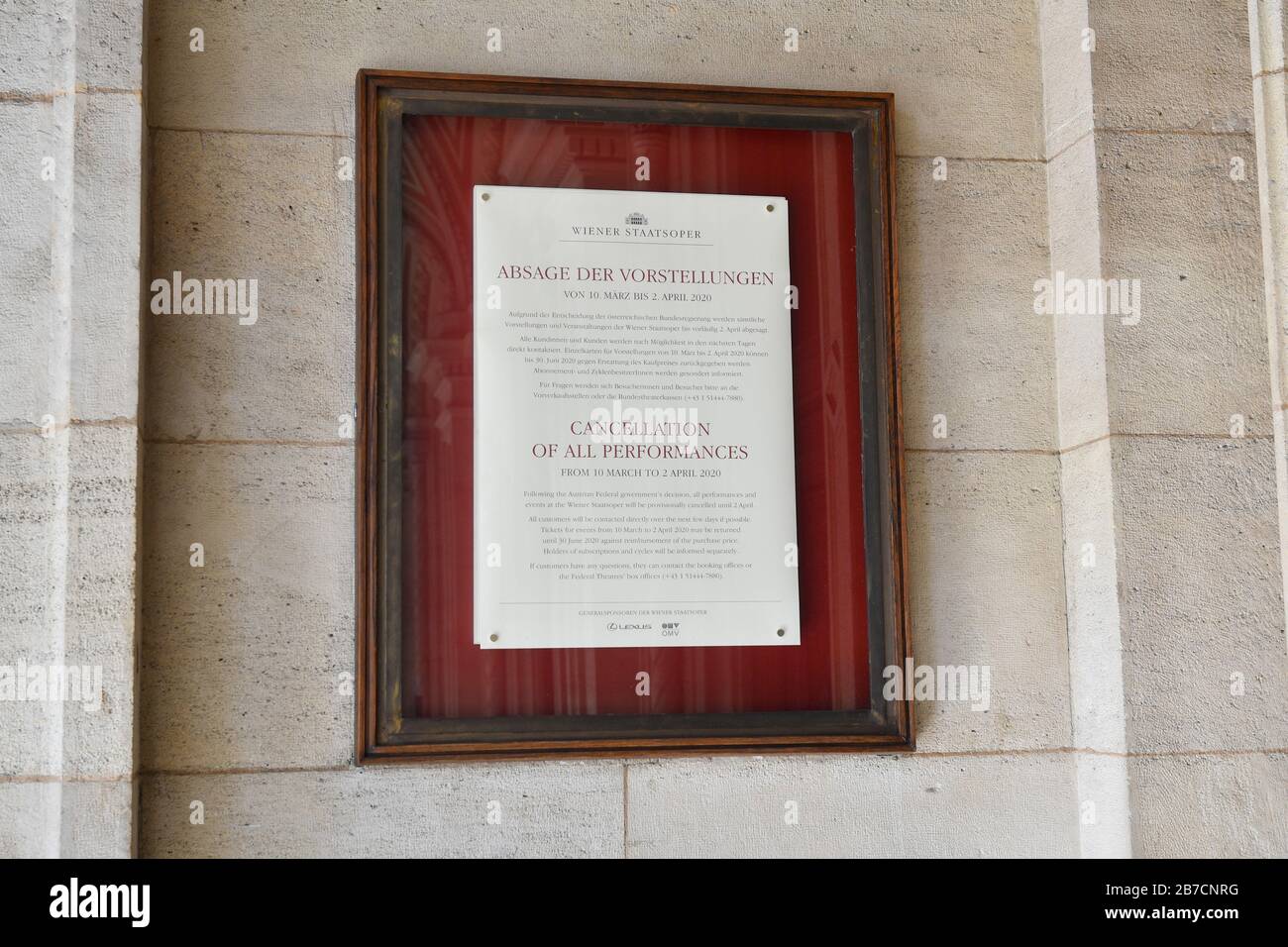 Vienna, Austria. 15 Mar 2020. Il governo austriaco limiterà la ristorazione e la vendita al dettaglio a partire da lunedì. Chiudere i negozi che non sono necessari per la fornitura. Negozi di alimentari, farmacie, banche, tabacchi, distributori di benzina e altri negozi rimangono aperti. L'Opera di Stato di Vienna, come tutte le altre istituzioni culturali, è chiusa fino a nuovo avviso. Credit: Franz Perc / Alamy Live News Foto Stock