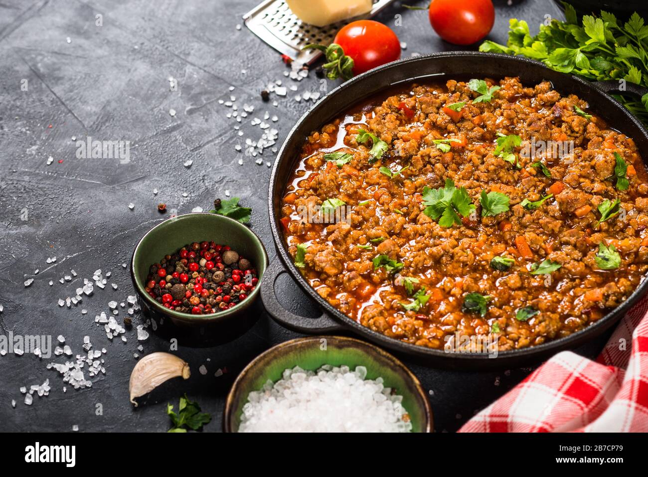 sause bolognese in piastra di ferro a tavola nera. Foto Stock