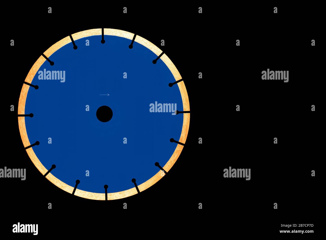 Lama da taglio Classic Blue con diametro diamante 230 mm, utilizzata per il taglio di calcestruzzo e cemento armato isolati su sfondo nero, spazio copia. Foto Stock