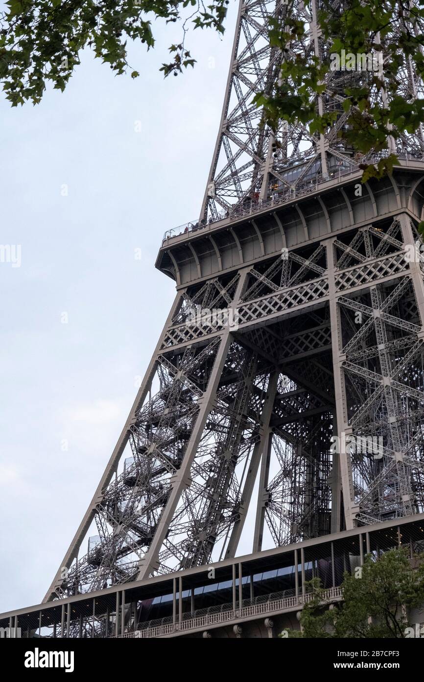 Dettaglio del primo e del secondo livello della Torre Eiffel a Parigi, Francia, Europa Foto Stock