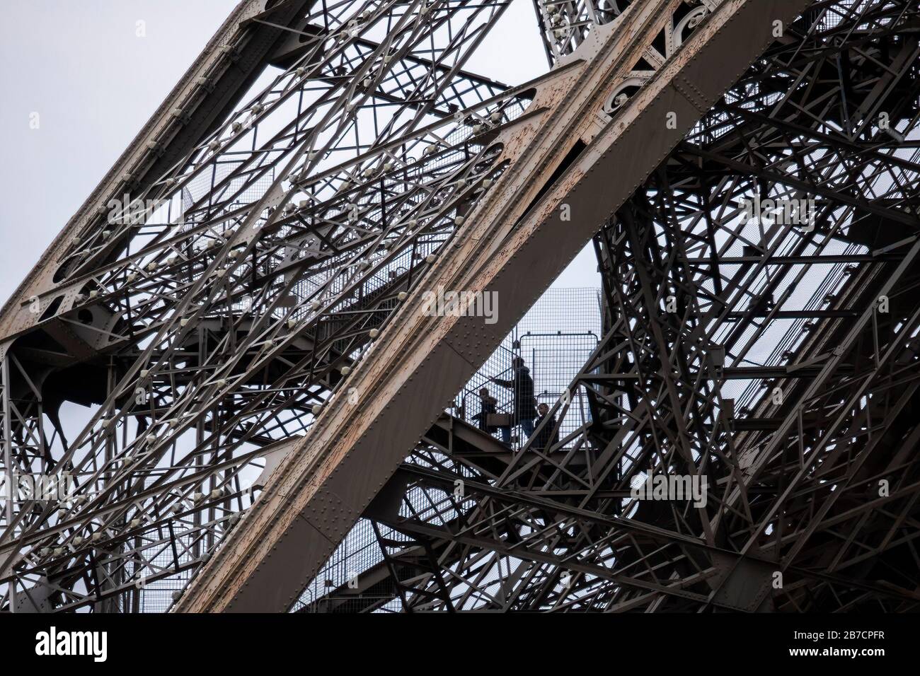 Persone che salgono le scale fino alla cima della Torre Eiffel a Parigi, Francia, Europa Foto Stock