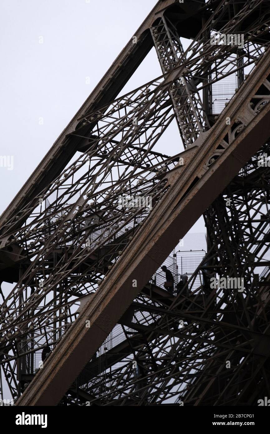 Persone che salgono le scale fino alla cima della Torre Eiffel a Parigi, Francia, Europa Foto Stock
