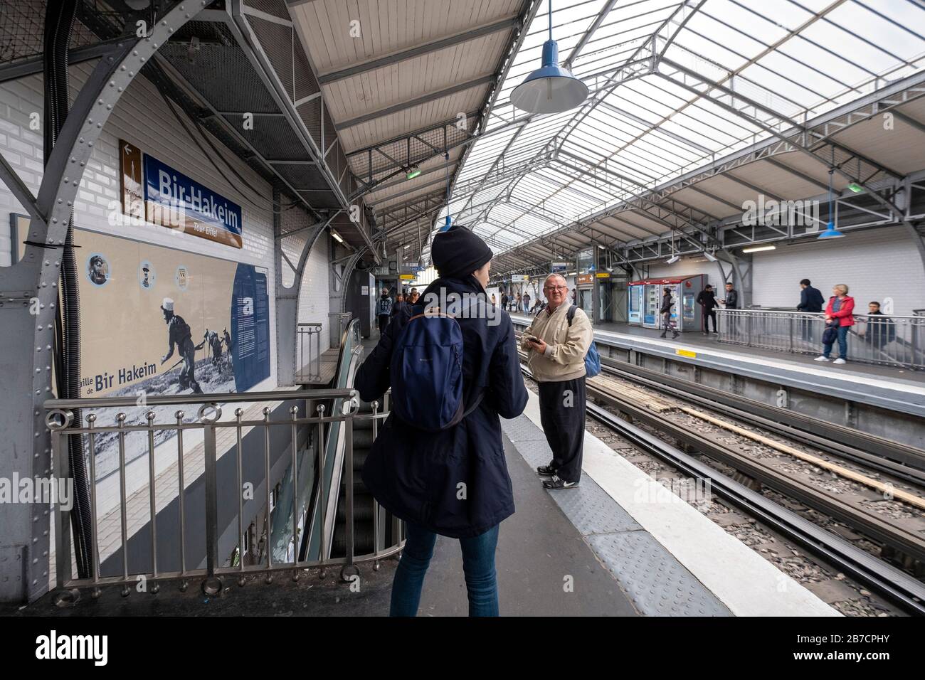 Persone in attesa del treno della metropolitana per arrivare alla stazione della metropolitana di Bir-Hakeim a Parigi, Francia, Europa Foto Stock