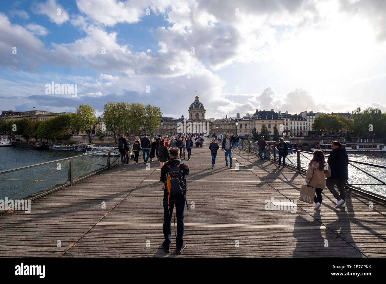 Pont des Arts ponte sulla Senna con l'Académie française - Accademia francese sullo sfondo, Parigi, Francia, Europa Foto Stock