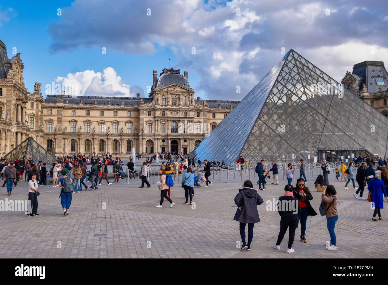 Il Museo del Louvre e la piramide di vetro a Parigi, Francia, Europa Foto Stock