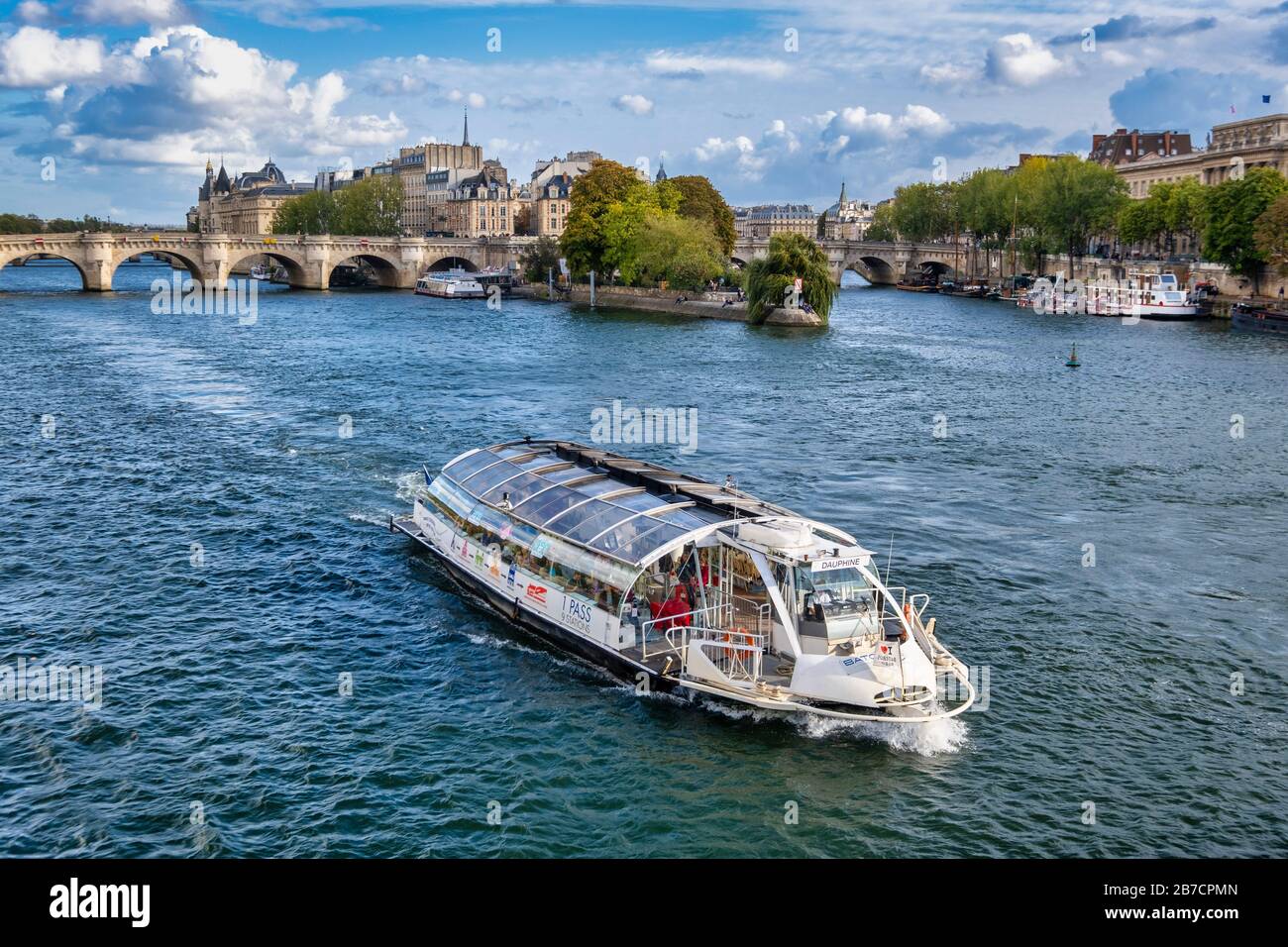 Bateau-mouche tradizionale tour in barca parigina navigando sulla Senna a Parigi, Francia, Europa Foto Stock