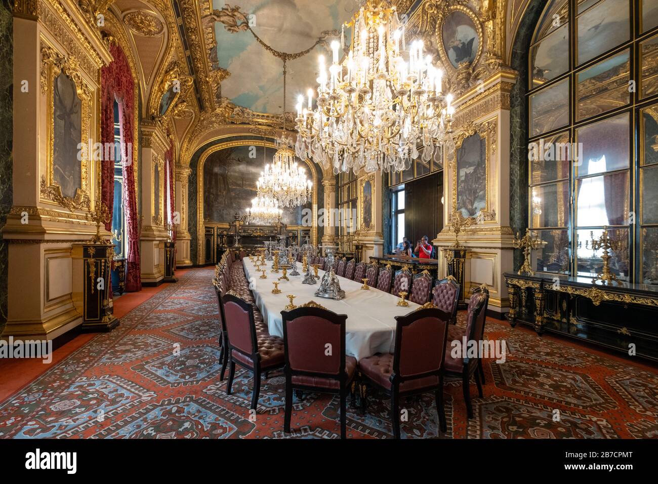 Grande sala da pranzo con lampadari e tavolo lungo in Napoleon III Apartments al museo del Louvre di Parigi, Francia, Europa Foto Stock