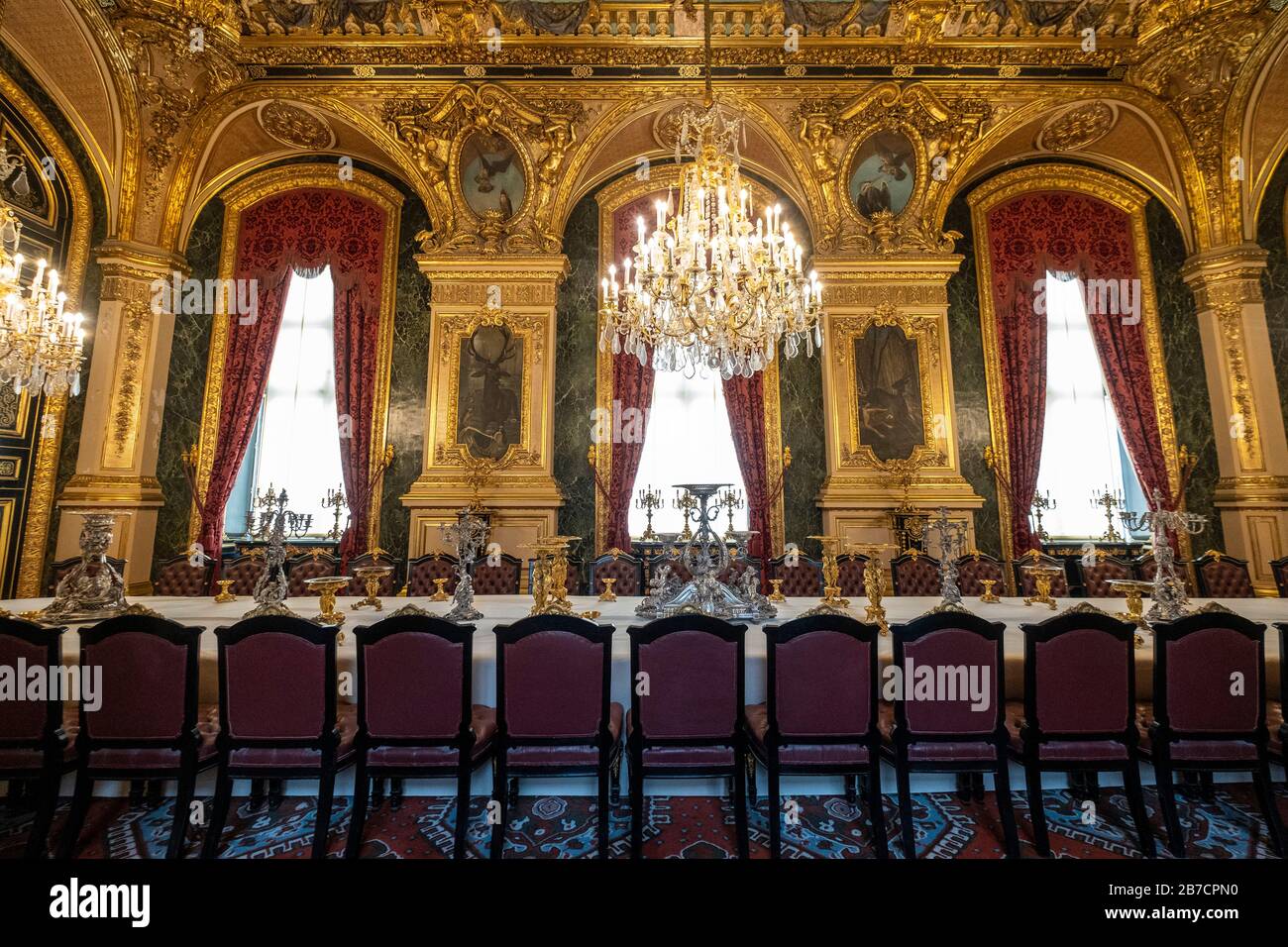 Grande sala da pranzo con lampadari e tavolo lungo in Napoleon III Apartments al museo del Louvre di Parigi, Francia, Europa Foto Stock
