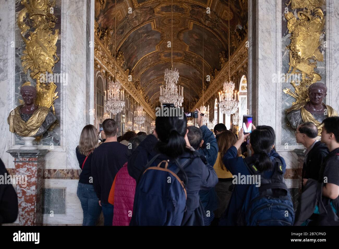 Folla di turisti che bloccano la porta d'ingresso alla Sala degli specchi al Palazzo di Versailles nella periferia di Parigi, Francia, Europa Foto Stock