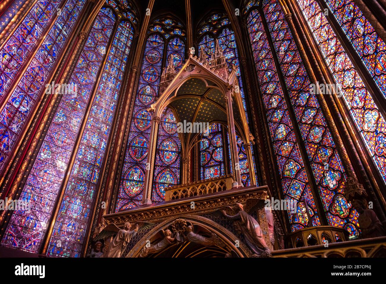 Le pareti della chiesa di Sainte-Chapelle piene di vetrate colorate a Parigi, Francia, Europa Foto Stock