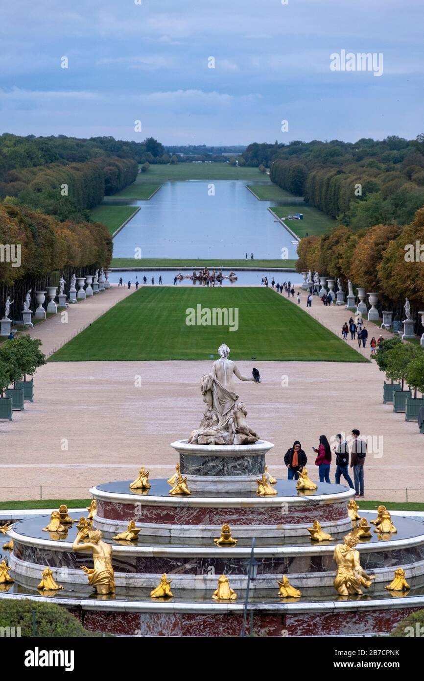 Veduta aerea della fontana di Latona e del Canal Grande ai giardini del Palazzo di Versailles, Francia Foto Stock