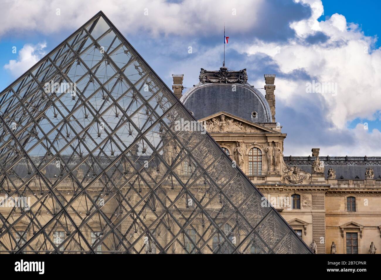 Il Museo del Louvre e la piramide di vetro a Parigi, Francia, Europa Foto Stock