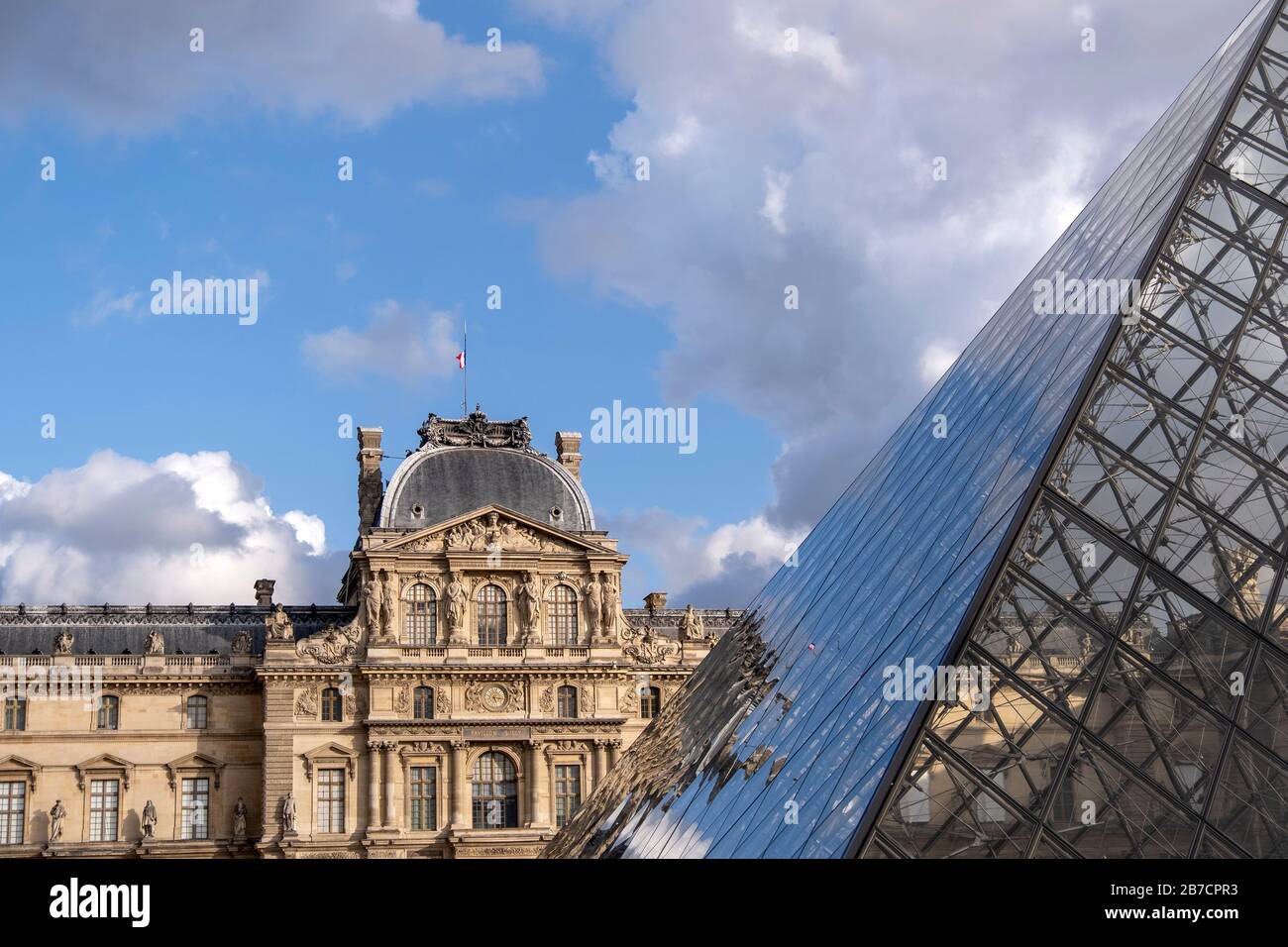 Il Museo del Louvre e la piramide di vetro a Parigi, Francia, Europa Foto Stock